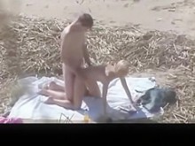 Sexo en la playa pillado por voyeur