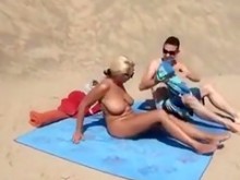 Mujer madura desnuda de grandes tetas filmada en la playa