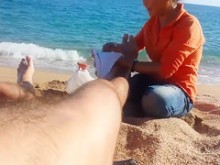 Perra asiática mayor masajea las piernas peludas de un chico admirando su gran polla