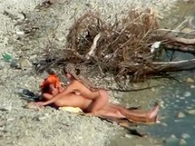 Chico perezoso se corre en el coño de una novia en la playa nudista