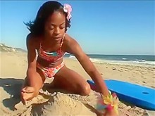 Bikini a un lado en la playa