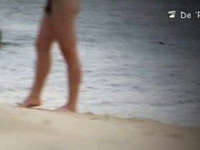 Video de cámara de playa oculta de hombres y mujeres nudistas atractivos