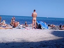 adolescente desnuda en la playa nudista