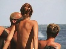 Tetas moviéndose y culos redondos en la playa nudista videos sinceros de voyeur