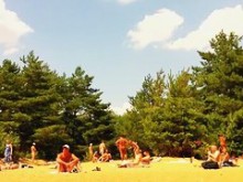 Gente desnuda disfrutando del sol en la playa.