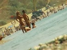 Todo tipo de chicas nudistas en la playa