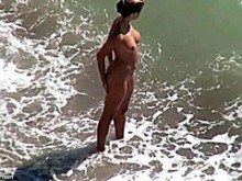 Chica desnuda en la playa spyca