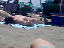 chica en topless en la playa