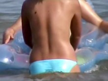 Chicas de playa amateur voyeured topless en el agua
