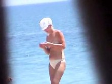 Gran video de playa nudista de perras de mente abierta mostrando sus figuras desnudas
