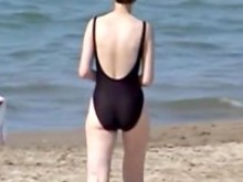 Ama de casa caliente lleva traje de baño negro sincero en la playa 07y