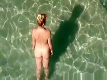 Mujer nudista se quita el bikini negro