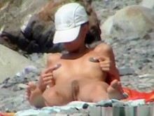 Mujer nudista flaca tomando el sol