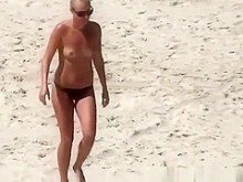 Mujer rubia en topless con tetas pequeñas