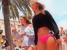 Bikini rosa caminando por el culo