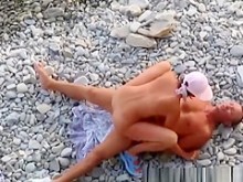 Mujer nudista follada en playa rocosa