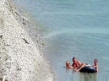 Pareja nudista follando en el agua y la orilla