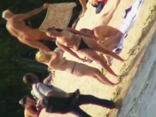 Mujeres maduras con traseros grandes tomando baños de sol en la playa