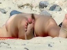 Coño peludo desnudo en la playa