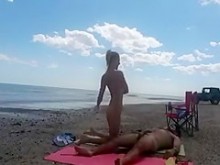 Esposa nudista pajea a extraños en la playa y se corren sobre ella