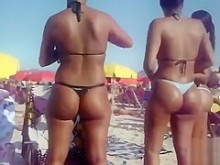Brasileñas exponen sus jugosos culos en la playa