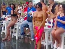 Chico gordo recibe un baile salvaje de una chica en topless