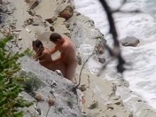Criada morena perezosa tiene su agujero mojado arado en la playa de Crimea