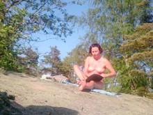 Mujer nudista rusa es espiada en la playa
