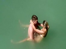 Mujer adorable tiene sexo caliente en el agua