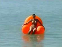 Adolescentes morenas desnudas chapotean en el lago