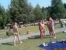 Fin de semana nudista en el lago con mucha gente desnuda