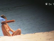 La cámara espía voyeur de la playa captura imágenes calientes de chicas sexys desnudas.