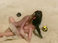 Adolescentes desnudos juegan en una playa pública