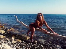 Chica rusa Sasha Bikeyeva - &nbsp Impresionante nudista se burla de la cámara, se la follan y se la chupa a un turista en la playa