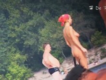 Video espía voyeur en una playa nudista con damas calientes y caballeros gordos