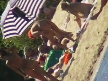 Gente sexy en la playa divirtiéndose video voyeur
