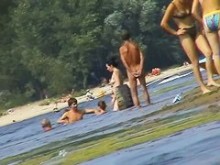 Mujeres maduras calientes filmadas por un voyeur en la playa nudista