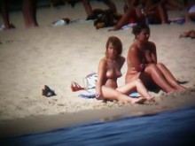 Rubia pechugona filmada en una playa nudista