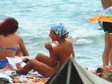 Pechugonas nudistas en la playa hacen alarde de sus tetas ante una cámara oculta