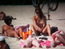 2 chicas blancas con grandes pechos caídos en una playa nudista