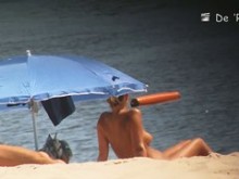 Cámara web voyeur atrapa a aficionados desnudos y semidesnudos en la playa