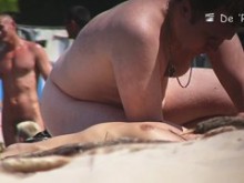 Nudistas reales proporcionan las escenas de sexo en la playa caliente