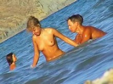 Video de sexo en la playa de amateurs con las buenas tetas desnudas