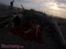 Extraños atraparon a mi esposa tocándome y masturbándome la polla en una playa nudista pública con corrida - MissCreamy