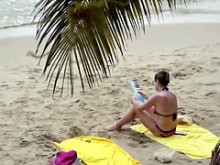 masturbación oculta en milf en la playa