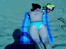 Cum en chica desnuda en playa pública