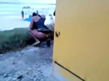 Kinky amateur espió meando en la playa llena de gente