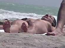 Puedes ver muchas chicas calientes y sexys en la playa nudista.