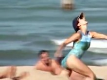 Cámara espía en la playa disparando a una nena sincera en traje de baño caliente 01o