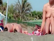 Chicas nudistas en el agua y tomando el sol